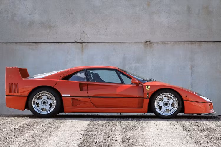 Đó là còn chưa kể tới việc giá của mỗi chiếc Ferrari F40 tại thị trường quốc tế cũng không hề rẻ, dao động trong khoảng từ 1 - 2 triệu USD (khoảng hơn 23 đến 46 tỷ đồng). Trong trường hợp được đưa về Việt Nam, sau khi xe nộp đầy đủ các loại thuế phí và ra biển số, chủ nhân sẽ phải chi ra số tiền không hề nhỏ và có thể tương đương với nhiều mẫu xe siêu sang, siêu xe đời mới nhất.