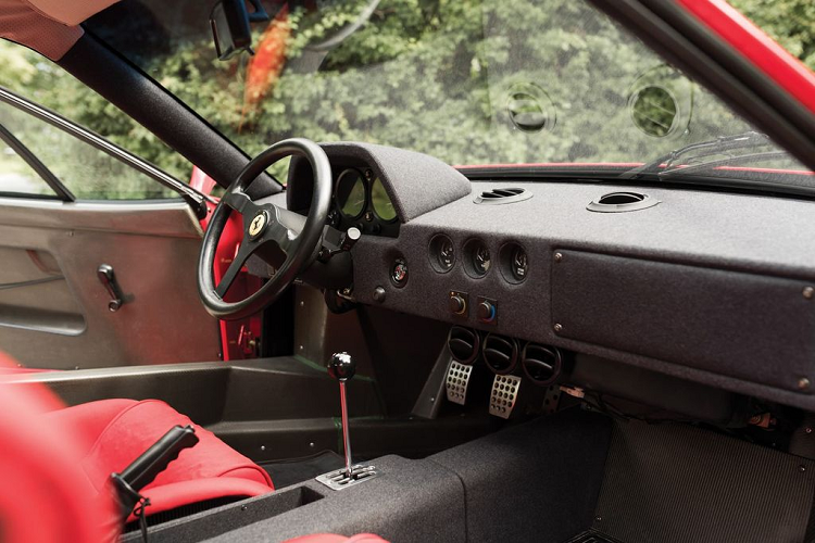 Tuy vậy, trên thực tế, việc đưa một siêu xe như Ferrari F40 về Việt Nam và hoàn thành các thủ tục để ra biển số xe là một điều vô cùng nan giải. Theo quy định hiện hành, các loại ô tô đã qua sử dụng khi nhập khẩu về Việt Nam không có thời gian tính từ năm sản xuất tới năm nhập khẩu quá 5 năm. Trong khi đó, chiếc Ferrari F40 đã dừng sản xuất từ những năm 1992, tức 29 năm về nước.