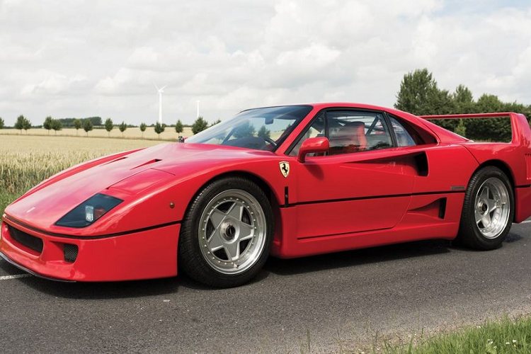 "Trái tim" của Ferrari F40 là khối động cơ V8 2.9l, tăng áp kép, sản sinh công suất 471 mã lực và 577 Nm mô-men xoắn. Đi kèm với đó là trang bị hộp số sàn 5 cấp và thời gian tăng tốc từ 0 - 100 km/h chỉ trong 4,7 giây, trước khi chạm ngưỡng 321 km/h.