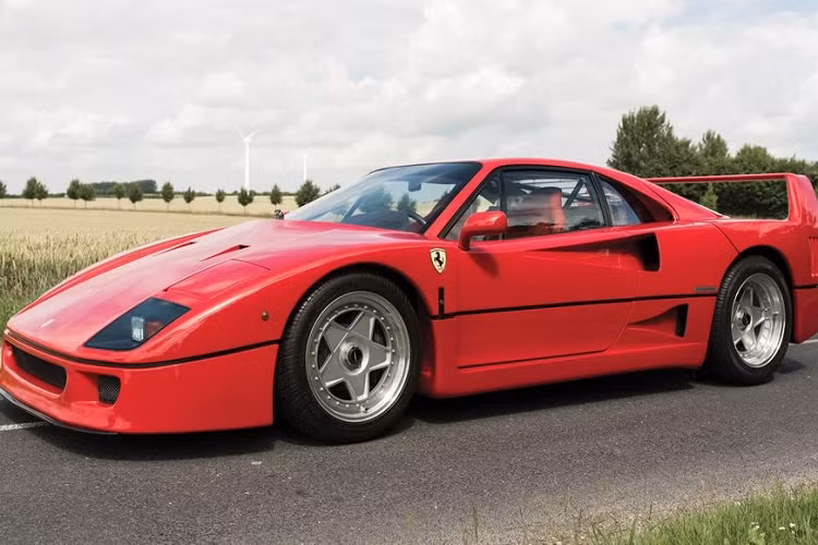 "Trái tim" của Ferrari F40 là khối động cơ V8 2.9l, tăng áp kép, sản sinh công suất 471 mã lực và 577 Nm mô-men xoắn. Đi kèm với đó là trang bị hộp số sàn 5 cấp và thời gian tăng tốc từ 0 - 100 km/h chỉ trong 4,7 giây, trước khi chạm ngưỡng 321 km/h.