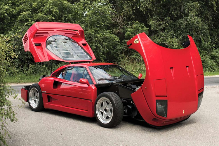 Trong giai đoạn sản xuất của xe từ năm 1987 - 1992, có tổng cộng 1.315 chiếc F40 được xuất xưởng và bán ra trên toàn thế giới. Trong đó, tất cả đều mang nước sơn ngoại thất màu đỏ đặc trưng của Ferrari.