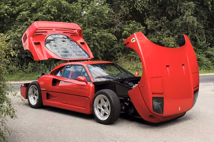 Trong giai đoạn sản xuất của xe từ năm 1987 - 1992, có tổng cộng 1.315 chiếc F40 được xuất xưởng và bán ra trên toàn thế giới. Trong đó, tất cả đều mang nước sơn ngoại thất màu đỏ đặc trưng của Ferrari.