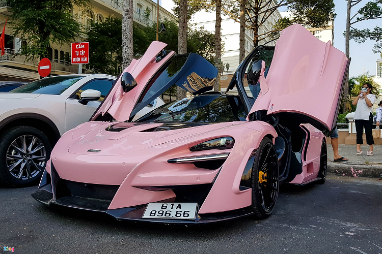 Một số yếu tố ảnh hưởng đến việc chọn màu như giá cả, giá trị bán lại, xu hướng chung, sở thích, phong thủy, cách sử dụng… Tuy vậy, điều này không ảnh hưởng nhiều đến các hãng siêu xe hoặc các dòng xe sang khi nhiều màu sơn độc lạ tiếp tục được ra mắt. 