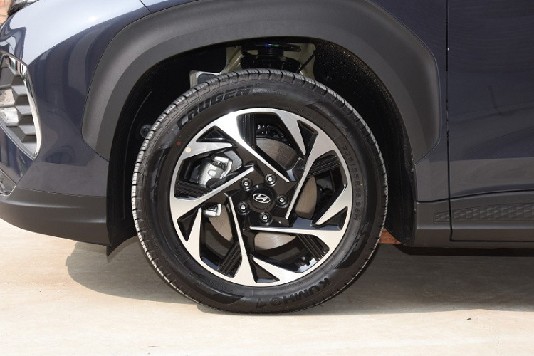 Ngay bên dưới đèn pha và nằm chìm vào bên trong lưới tản nhiệt là dải đèn LED định vị ban ngày “Parametric Hidden Lights” giống Hyundai Tucson cũng như Santa Cruz mới. Thêm vào đó, xe còn có hốc đèn sương mù nằm dọc với viền mạ crôm kéo dài xuống hốc gió trung tâm trên cản trước và tấm ốp gầm giả màu bạc.