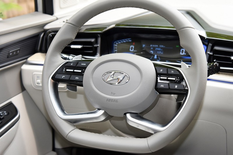 Tương tự ngoại thất, nội thất của Hyundai Custo 2021 cũng được thiết kế khá giống với Tucson thế hệ mới, nhất là vô lăng đáy phẳng và nút bấm chuyển số của xe. Ngoài ra, xe còn có màn hình cảm ứng 10,4 inch nằm dọc, nối liền với cụm điều khiển trung tâm, và đi kèm một số phím tắt bên dưới.