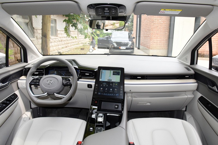 Khi có mặt trên thị trường Trung Quốc, Hyundai Custo 2021 sẽ có 2 phiên bản là 6 chỗ và 7 chỗ. Trong đó, bản 6 chỗ sang trọng hơn có 2 ghế thương gia chỉnh điện ở giữa và tích hợp đệm đỡ bắp chân.