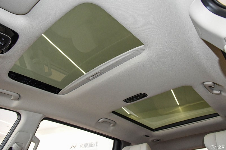 Thứ hai là động cơ xăng 4 xi-lanh, tăng áp, dung tích 2.0L, sản sinh công suất tối đa 236 mã lực và mô-men xoắn cực đại 353 Nm. Hai động cơ kết hợp với hộp số tự động 8 cấp.