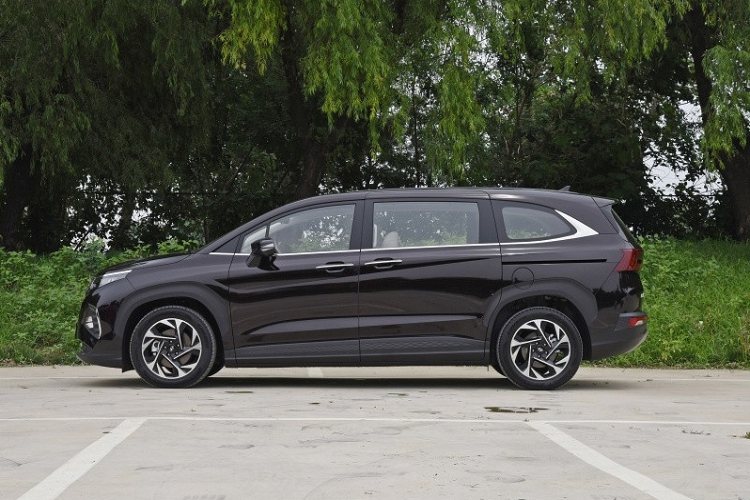 Được phát triển dựa trên cơ sở gầm bệ chung với Tucson, mẫu xe MPV Hyundai Custo 2021 có kích thước cụ thể là dài 4.950 mm, rộng 1.850 mm, cao 1.734 mm và chiều dài cơ sở 3.055 mm. So với người anh em Hyundai Staria và đối thủ Kia Carnival, mẫu xe này có kích thước nhỏ hơn.