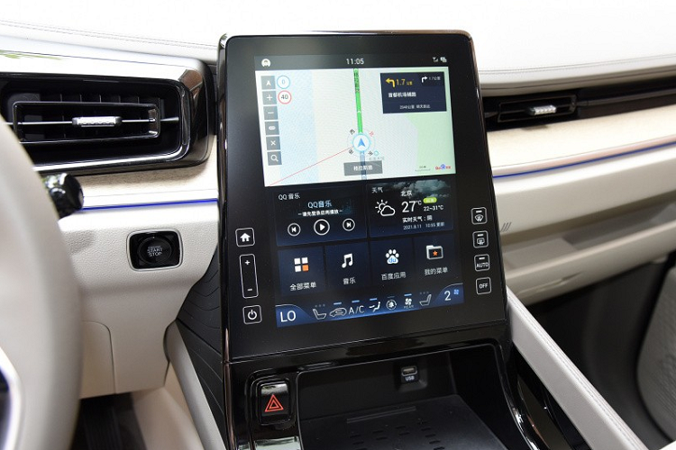 Những trang bị nội thất nổi bật khác của Hyundai Custo 2021 bao gồm bảng đồng hồ kỹ thuật số, cửa sổ trời toàn cảnh 2 mảnh, sạc điện thoại thông minh không dây, ghế sưởi/làm mát, rèm cửa sổ và khoang hành lý có thể tích 262 lít, đủ để chứa 6 chiếc va ly 20 lít.