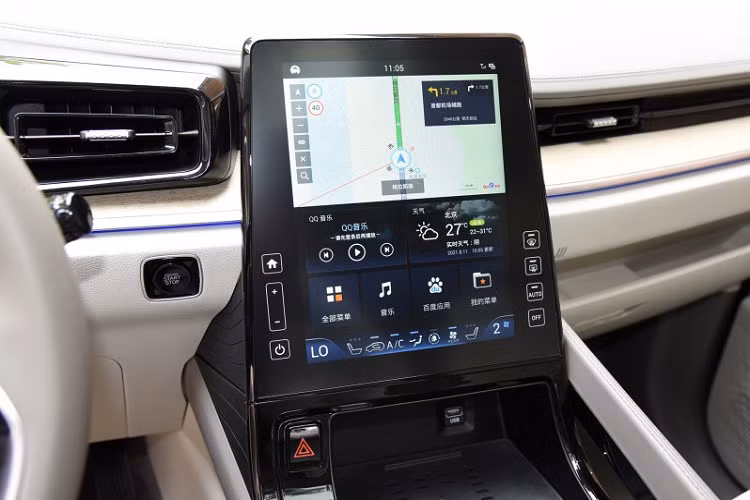 Những trang bị nội thất nổi bật khác của Hyundai Custo 2021 bao gồm bảng đồng hồ kỹ thuật số, cửa sổ trời toàn cảnh 2 mảnh, sạc điện thoại thông minh không dây, ghế sưởi/làm mát, rèm cửa sổ và khoang hành lý có thể tích 262 lít, đủ để chứa 6 chiếc va ly 20 lít.