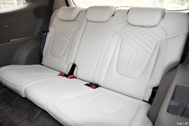 Đằng sau, Hyundai Custo 2021 có điểm nhấn là cụm đèn hậu hình chữ "C", nối với nhau bằng dải đèn LED ở giữa. Tem chữ nổi "Hyundai" nằm giữa đèn hậu, cửa cốp chỉnh điện tiện dụng và tấm ốp gầm giả màu bạc dưới cản sau là những chi tiết đáng chú ý khác của mẫu MPV Hàn Quốc.