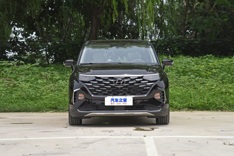 Không chỉ dùng chung cơ sở gầm bệ, Hyundai Custo 2021 còn được thiết kế với phong cách khá giống với Tucson thế hệ mới và Santa Cruz. Điều này được thể hiện rõ qua thiết kế đầu xe với lưới tản nhiệt cỡ lớn không viền. Lưới tản nhiệt nối liền với cụm đèn pha thanh mảnh hai bên. Ngay bên trên đèn pha và lưới tản nhiệt còn có nẹp mạ crôm dập dòng chữ "Custo".