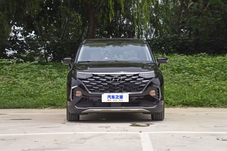 Không chỉ dùng chung cơ sở gầm bệ, Hyundai Custo 2021 còn được thiết kế với phong cách khá giống với Tucson thế hệ mới và Santa Cruz. Điều này được thể hiện rõ qua thiết kế đầu xe với lưới tản nhiệt cỡ lớn không viền. Lưới tản nhiệt nối liền với cụm đèn pha thanh mảnh hai bên. Ngay bên trên đèn pha và lưới tản nhiệt còn có nẹp mạ crôm dập dòng chữ "Custo".