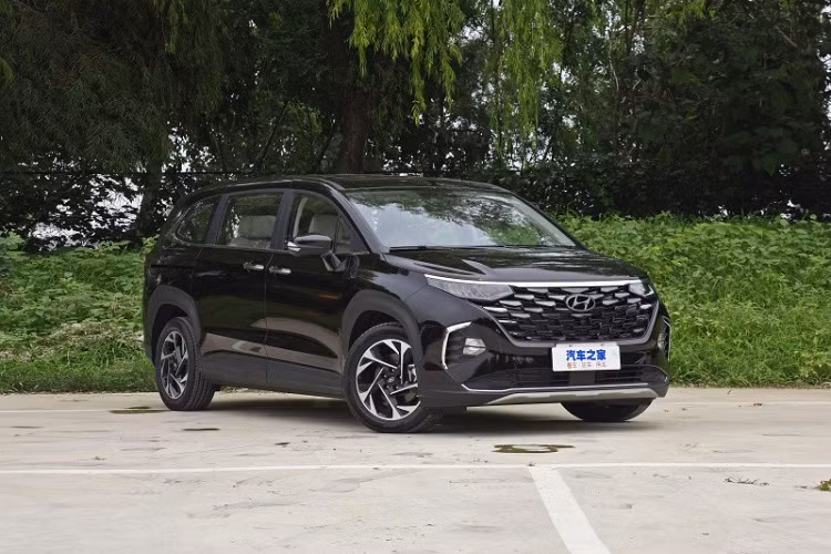  Hyundai Custo 2021 mới là mẫu MPV cỡ trung mới được giới thiệu tại thị trường Trung Quốc vào hồi đầu tháng 8 vừa qua. Đến nay, giá xe Hyundai Custo 2021 tại thị trường Trung Quốc đã được hé lộ, dao động từ 175.800 - 218.800 Nhân dân tệ (khoảng 619 - 770 triệu đồng). Dự kiến, mẫu xe này sẽ có giá thấp hơn đối thủ "đồng hương" Kia Carnival 2021 cũng sắp ra mắt thị trường tỷ dân.