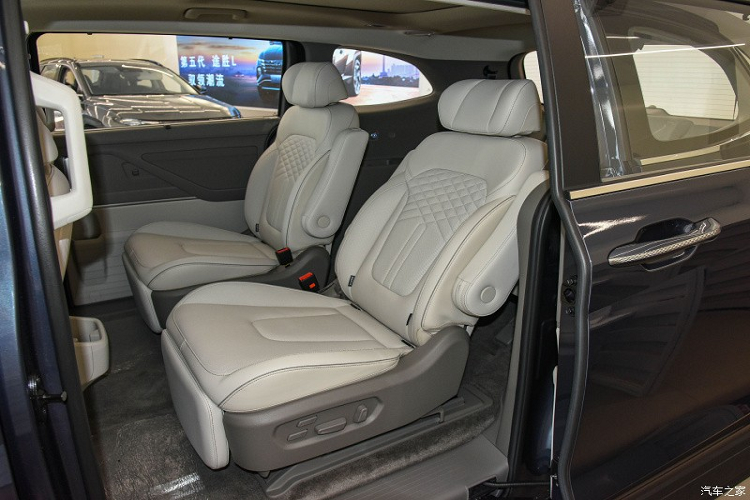 Bên sườn, Hyundai Custo 2021 được thiết kế theo phong cách SUV với gầm khá cao. Tuy nhiên, vì là xe MPV nên tân binh nhà Hyundai vẫn được trang bị cửa trượt bên sườn. Theo hãng Hyundai, cửa trượt của xe mở rộng đến 715 mm, giúp việc ra/vào dễ dàng hơn. Bên cạnh đó là những đường dập gân nổi bật, bộ vành hợp kim 5 chấu kép phối 2 màu thể thao và viền mạ crôm dày dặn ở cột D.