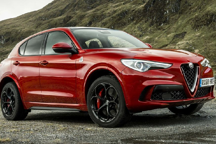  Alfa Romeo Stelvio Alfa Romeo Stelvio là một trong hai mẫu xe duy nhất trong danh sách top 10 xe SUV đáng mua nhất năm 2021 không được bán ra tại Việt Nam. Chính vì vậy, mẫu SUV có nguồn gốc từ Ý vốn còn rất xa lạ với người tiêu dùng trong nước. Alfa Romeo Stelvio sở hữu kiểu dáng thiết kế ấn tượng và năng động, đây là mẫu xe đang được rất nhiều người trẻ tại châu Âu quan tâm.