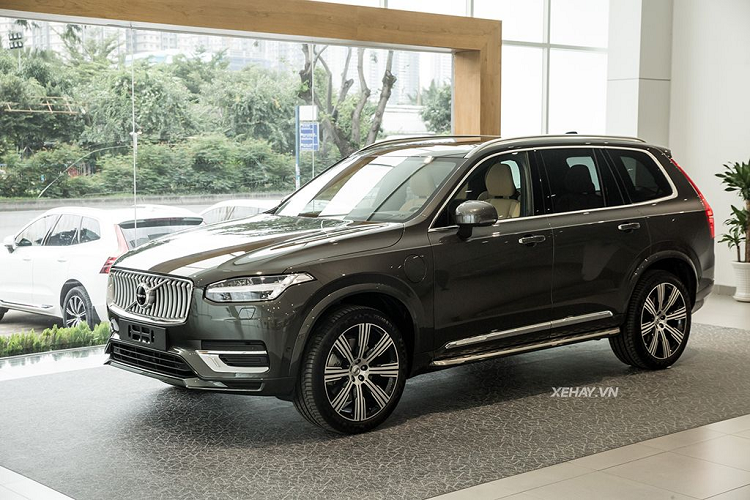  Volvo XC90 Đến từ thương hiệu "An toàn nhất thế giới", Volvo XC90 đang là mẫu xe được rất nhiều doanh nhân, đại gia trên thế giới ưa chuộng. Không chỉ vậy, khi đến với Volvo XC90, khách hàng sẽ được trải nghiệm sự tinh tế, sang trọng nhưng không hoa mỹ hay phô trương, một phong cách Bắc Âu đơn giản sẽ chiều chuộng mọi cảm xúc của người sử dụng.