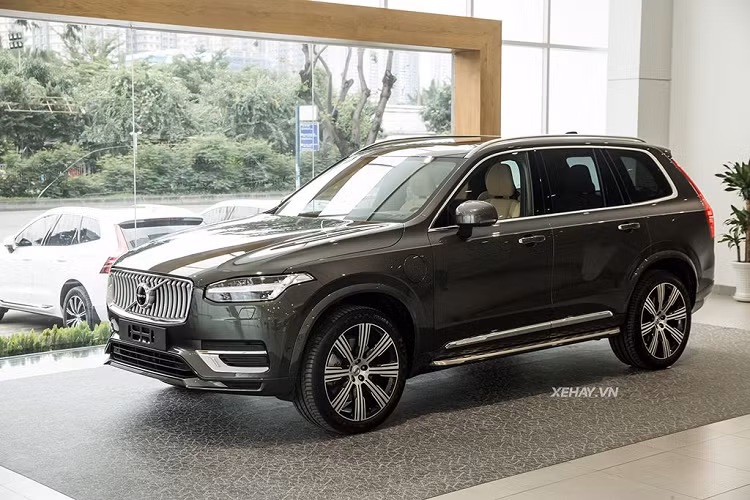  Volvo XC90 Đến từ thương hiệu "An toàn nhất thế giới", Volvo XC90 đang là mẫu xe được rất nhiều doanh nhân, đại gia trên thế giới ưa chuộng. Không chỉ vậy, khi đến với Volvo XC90, khách hàng sẽ được trải nghiệm sự tinh tế, sang trọng nhưng không hoa mỹ hay phô trương, một phong cách Bắc Âu đơn giản sẽ chiều chuộng mọi cảm xúc của người sử dụng.