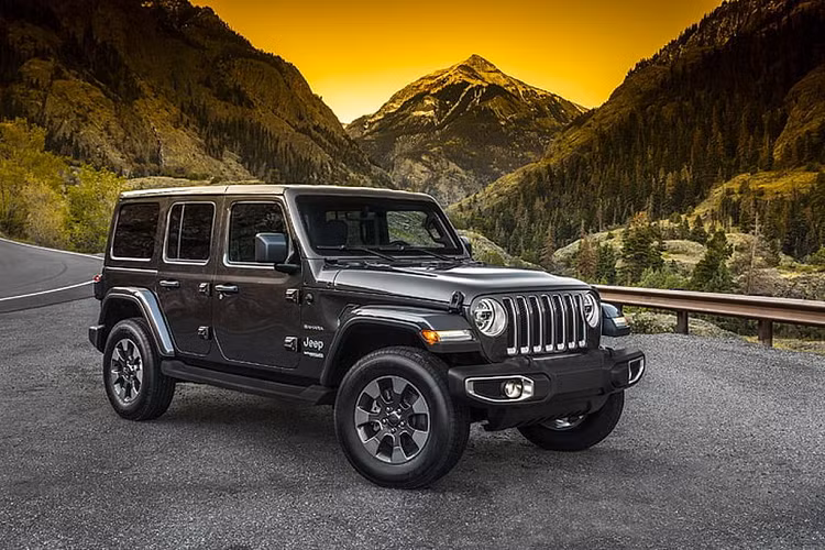  Jeep Wrangler Là một cái tên mới ra nhập thị trường Việt, Jeep Wrangler là mẫu SUV địa hình nổi tiếng tại nhiều quốc gia, bao gồm ở cả quê hương Mỹ. Thế mạnh lớn nhất của Jeep Wrangler được đánh giá tới từ khả năng vận hành off-road đỉnh cao, tngoại thất hầm hố. Tuy vậy, các trang bị trên Jeep Wrangler lại chưa thực sự gây ấn tượng khi so sánh với các đối thủ trong cùng phân khúc. Hiện mẫu xe này đang được phía Jeep Việt Nam bán ra với 3 phiên bản, bao gồm bản Sport, bản Sahara và bản Rubicon.