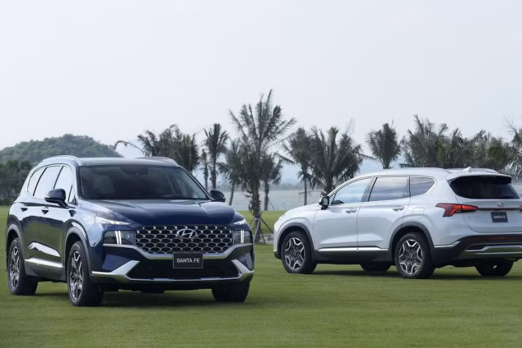  Hyundai SantaFe Mẫu xe đầu tiên trong danh sách top xe SUV đáng mua nhất 2021 là Hyundai SantaFe. Mẫu xe này được giới phê bình đánh giá cao nhờ khả năng vận hành ổn định, tiết kiệm và nhiều trang bị tiện nghi cao cấp. Mẫu SUV 7 chỗ tới từ Hàn Quốc vừa cập nhật phiên bản nâng cấp tại thị trường Việt Nam từ tháng 5 vừa qua và nó đã nhanh chóng khẳng định được sức hút của mình với người dùng.