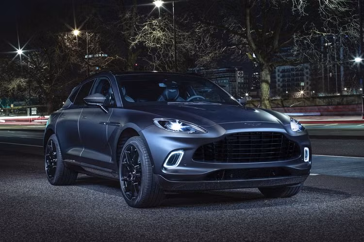  Aston Martin DBX Lần đầu tiên trong lịch sử, hãng siêu xe nổi tiếng nước Anh - Aston Martin cho ra đời một mẫu SUV, đó chính là DBX. Mang đúng giá trị của thương hiệu, Aston Martin DBX mang thiên hướng của một mẫu xe thể thao nhưng đa dụng và tiện nghi hơn. Điều này đã đặt Aston Martin DBX lên hàng đối thủ cạnh tranh trực tiếp với mẫu Lamborghini Urus, một mẫu xe tuy mới ra mắt nhưng đã nhanh chóng khẳng định được vị thế của mình trong thế giới siêu xe