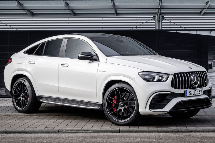  Mercedes-Benz GLE Không khó hiểu khi "đàn em" của Mercedes-Benz GLS, mẫu GLE đã xuất sắc lọt vào danh sách 10 mẫu SUV đáng mua nhất năm 2021. Mẫu xe này sở hữu vô vàn những điều thú vị khi kết hợp được các yếu tố chuẩn xe sang, từ mặt vận hành êm ái, thiết kế bắt mắt và hiện đại, các trang bị tiện nghi cao cấp. Hiện nay, Mercedes-Benz GLE đang được bán ra tại Việt Nam một phiên bản duy nhất là GLE 450 4Matic. 