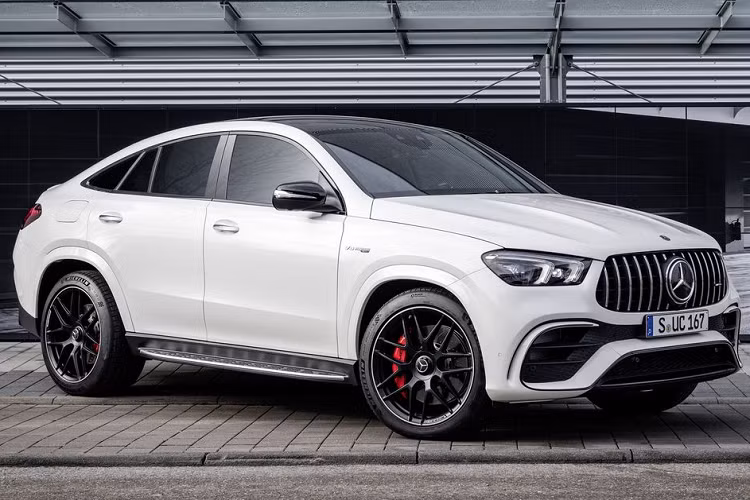  Mercedes-Benz GLE Không khó hiểu khi "đàn em" của Mercedes-Benz GLS, mẫu GLE đã xuất sắc lọt vào danh sách 10 mẫu SUV đáng mua nhất năm 2021. Mẫu xe này sở hữu vô vàn những điều thú vị khi kết hợp được các yếu tố chuẩn xe sang, từ mặt vận hành êm ái, thiết kế bắt mắt và hiện đại, các trang bị tiện nghi cao cấp. Hiện nay, Mercedes-Benz GLE đang được bán ra tại Việt Nam một phiên bản duy nhất là GLE 450 4Matic. 