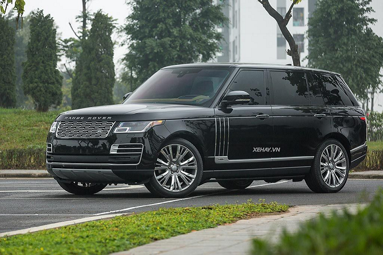  Range Rover Khác với kiểu dáng và phong cách off-road chuyên sâu như Defender hay Discovery, dòng xe Range Rover của Land Rover hướng tới sự hoàn mỹ và đẳng cấp. Đây là một nhãn hiệu xe không thể thiếu trong garage của bất cứ một đại gia nào. Đối với dòng xe Range Rover, khách hàng cũng có thể lựa chọn rất nhiều kiểu dáng, kích cỡ xe và thiết kế khác nhau, bao gồm từ mẫu SUV cỡ nhỏ Evoque, mẫu SUV cỡ trung Velar hay mẫu SUV cỡ lớn Range Rover thùng to hay tuỳ biến...