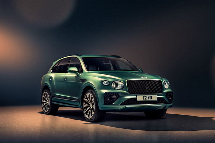  Bentley Bentayga Được ví như một "quý tộc Anh" trên đường phố và là đối thủ truyền kiếp là Rolls-Royce, những khách hàng của Bentley nói chung và Bentley Bentayga nói riêng hoàn toàn có thể tự tay điều khiển những chiếc xe của mình mà không lo bị coi là tài xế. Tất nhiên, đánh đổi lấy điều này, giá trị những chiếc Bentley hay Bentley Bentayga cũng thường chỉ dành cho tầng lớp thượng lưu.