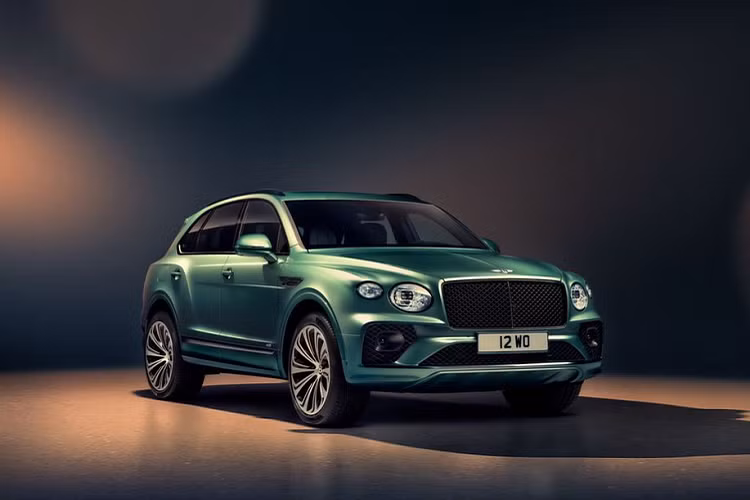  Bentley Bentayga Được ví như một "quý tộc Anh" trên đường phố và là đối thủ truyền kiếp là Rolls-Royce, những khách hàng của Bentley nói chung và Bentley Bentayga nói riêng hoàn toàn có thể tự tay điều khiển những chiếc xe của mình mà không lo bị coi là tài xế. Tất nhiên, đánh đổi lấy điều này, giá trị những chiếc Bentley hay Bentley Bentayga cũng thường chỉ dành cho tầng lớp thượng lưu.
