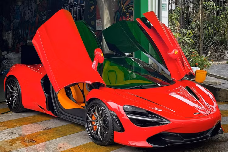 Trong đó, chiếc siêu xe McLaren 720S đầu tiên về Việt Nam đã xuất hiện cách đây gần 4 năm, xe mang ngoại thất sơn màu trắng Glacier và từng thay áo khoảng 10 lần bằng đề-can cũng như trải qua 1 cuộc lột xác ngoại thất khi tắm trên mình màu sơn đỏ rất đẹp mắt, được biết, thợ Việt đã pha màu và thực hiện công việc đổi màu này.