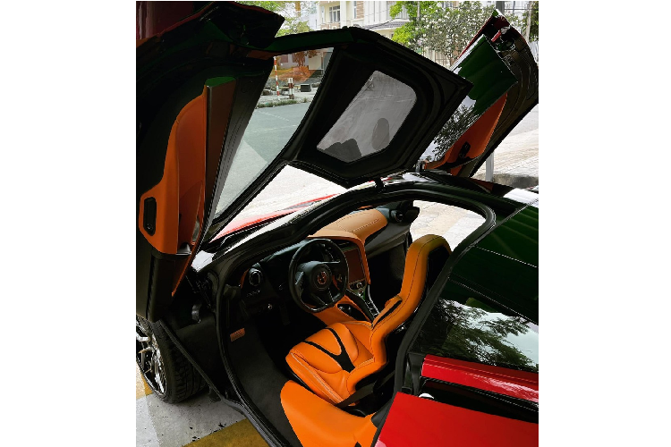 Ngoài ra là bộ mâm độ của hãng Brixton, ống xả titanium và động cơ được nâng cấp công suất lên 835 mã lực. Tin tức mới nhất cho chúng tôi biết, chiếc siêu xe McLaren 720S này đang cư trú trong một garage bán siêu xe rất khủng ở huyện Bình Chánh, Pp.HCM. Đáng chú ý là tròn 1 tháng về trước, siêu xe McLaren 720S đầu tiên về dải đất hình chữ S đã bị bắt gặp nằm trên xe chuyên dụng ra thủ đô Hà Nội.