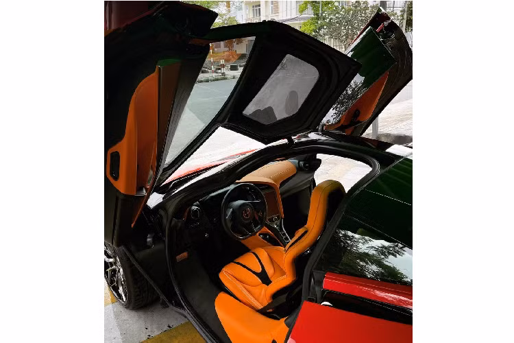 Ngoài ra là bộ mâm độ của hãng Brixton, ống xả titanium và động cơ được nâng cấp công suất lên 835 mã lực. Tin tức mới nhất cho chúng tôi biết, chiếc siêu xe McLaren 720S này đang cư trú trong một garage bán siêu xe rất khủng ở huyện Bình Chánh, Pp.HCM. Đáng chú ý là tròn 1 tháng về trước, siêu xe McLaren 720S đầu tiên về dải đất hình chữ S đã bị bắt gặp nằm trên xe chuyên dụng ra thủ đô Hà Nội.