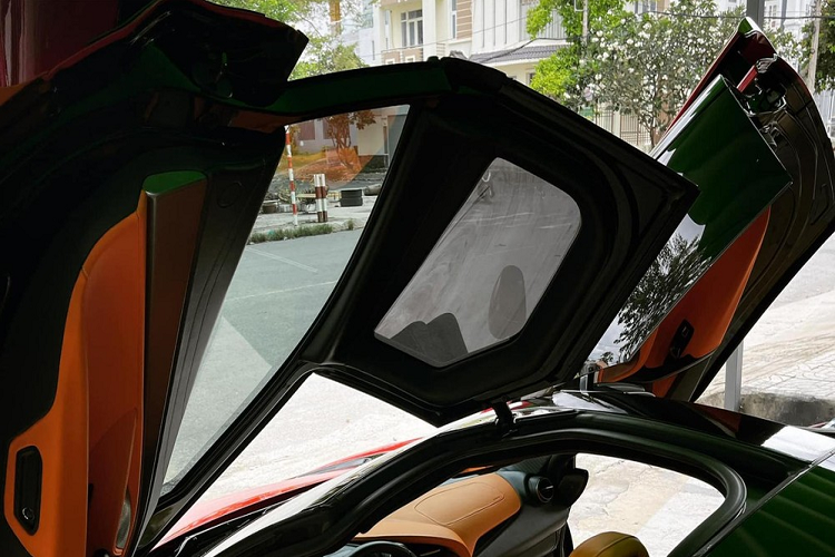 Được biết, sau gần 4 năm có mặt tại Việt Nam, chiếc siêu xe McLaren 720S này đã được "thay da đổi thịt" với ngoại thất sơn đổi màu từ trắng Glacier sang đỏ, bộ mâm độ Brixton mang mã PF10 có giá lên đến hàng trăm triệu đồng, động cơ được "thông nòng" lên công suất 835 mã lực và cuối cùng là nội thất cũng mang sắc màu mới.