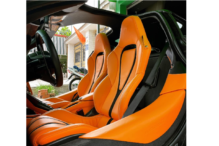 Cụ thể, thay vì màu da bò nguyên bản như lúc xe mới về nước, chiếc siêu xe McLaren 720S đã được cho thay mới toàn bộ da trong khoang lái bằng vật liệu cao cấp và tông màu cam nhạt được chọn khiến không ít người liên tưởng đến hãng thời trang danh tiếng của nước Pháp là Hermes. Hiện chưa rõ chi phí cho lần "lột xác" của siêu xe McLaren 720S, nhưng chắc chắn con số cuối cùng không thể rẻ hơn 800 triệu đồng do xe được nâng cấp nhiều hạng mục như sơn đổi màu, thay đồ mới, độ la-zăng, thay ống xả, độ động cơ và bọc lại da nội thất.