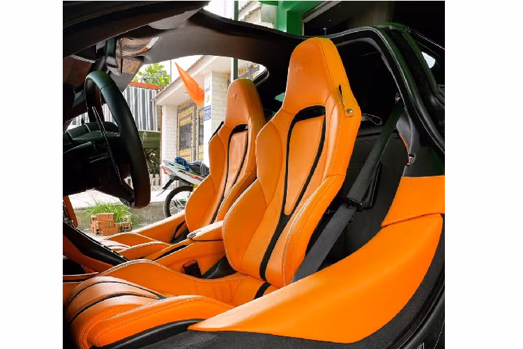 Cụ thể, thay vì màu da bò nguyên bản như lúc xe mới về nước, chiếc siêu xe McLaren 720S đã được cho thay mới toàn bộ da trong khoang lái bằng vật liệu cao cấp và tông màu cam nhạt được chọn khiến không ít người liên tưởng đến hãng thời trang danh tiếng của nước Pháp là Hermes. Hiện chưa rõ chi phí cho lần "lột xác" của siêu xe McLaren 720S, nhưng chắc chắn con số cuối cùng không thể rẻ hơn 800 triệu đồng do xe được nâng cấp nhiều hạng mục như sơn đổi màu, thay đồ mới, độ la-zăng, thay ống xả, độ động cơ và bọc lại da nội thất.