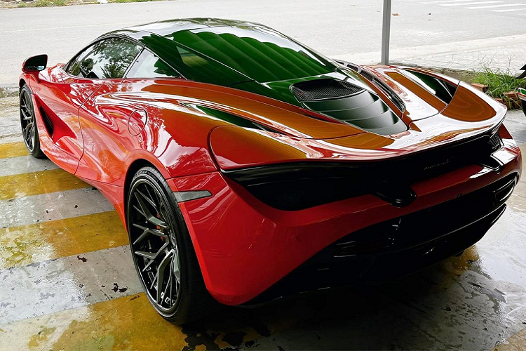 Nhưng sau khi trải qua bản độ, xe đã được nâng cấp lên công suất 835 mã lực và mô-men xoắn cực đại lên đến 930 Nm. Trái tim" trên siêu xe McLaren 720S sẽ kết hợp với hộp số SSG ly hợp kép 7 cấp, nhờ đó, mẫu xe này chỉ mất khoảng 2,9 giây để tăng tốc từ vị trí xuất phát lên 100 km/h trước khi đạt vận tốc tối đa 341 km/h.