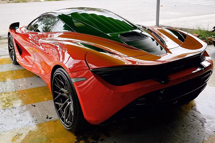 Nhưng sau khi trải qua bản độ, xe đã được nâng cấp lên công suất 835 mã lực và mô-men xoắn cực đại lên đến 930 Nm. Trái tim" trên siêu xe McLaren 720S sẽ kết hợp với hộp số SSG ly hợp kép 7 cấp, nhờ đó, mẫu xe này chỉ mất khoảng 2,9 giây để tăng tốc từ vị trí xuất phát lên 100 km/h trước khi đạt vận tốc tối đa 341 km/h.