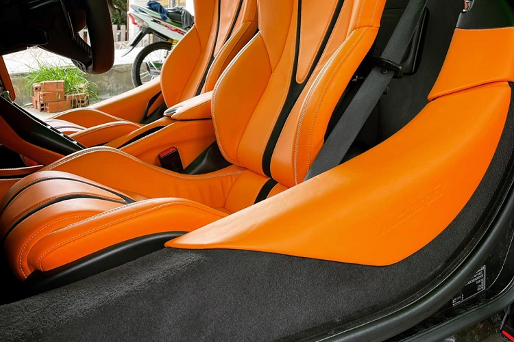 Lúc mới về nước, giá xe McLaren 720S sau khi lăn bánh trên 20 tỷ đồng và có khoảng 6 chiếc thuộc bản Coupe mang về nước với các màu sơn như đỏ Memphis hay cam McLaren có cùng 2 xe, ngoài ra là McLaren 720S màu trắng Glacier đã sơn đổi màu sang đỏ, cuối cùng là McLaren 720S mang màu tím đã được độ body kit N-Largo.