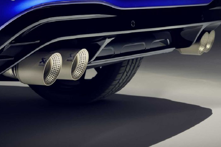 Tại Pháp, chính phủ đang nỗ lực hạn chế lượng khí thải carbon ra môi trường bằng việc đưa ra các mức phạt đối với xe chạy động cơ đốt trong, nhằm khuyến khích người tiêu dùng chuyển sang các lựa chọn điện hóa.