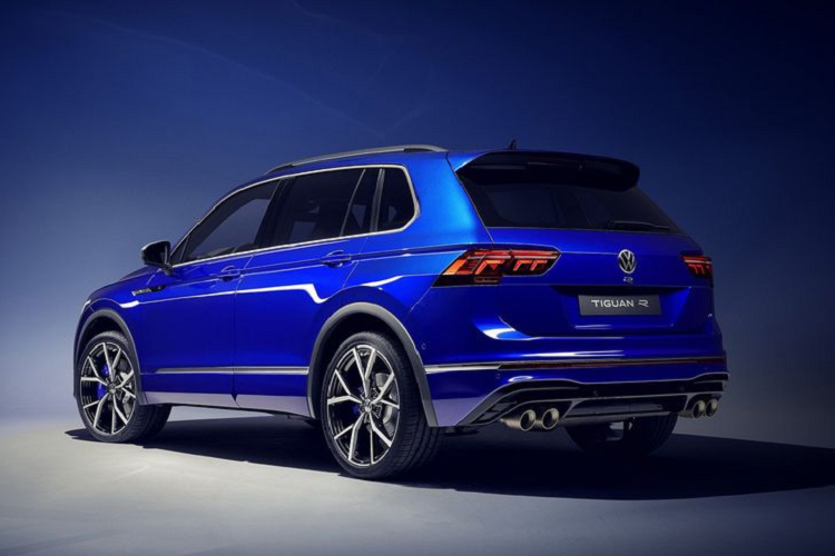 Đối với nội thất, các cập nhật khiêm tốn gồm vô lăng mới có các nút bấm tích hợp kiểu mới, những biến thể cao cấp hơn được trang bị hệ thống điều hòa công nghệ cao với các điều khiển cảm ứng hiện đại.