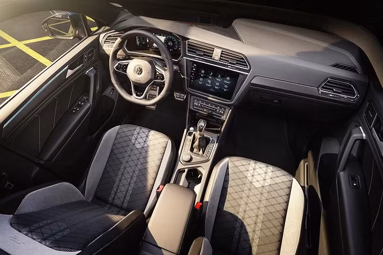 Quay trở lại với Volkswagen Tiguan R thế hê mới, ngoài hệ truyền động mạnh mẽ hơn thì phiên bản này không có nhiều điểm khác biệt so với Tiguan thông thường.