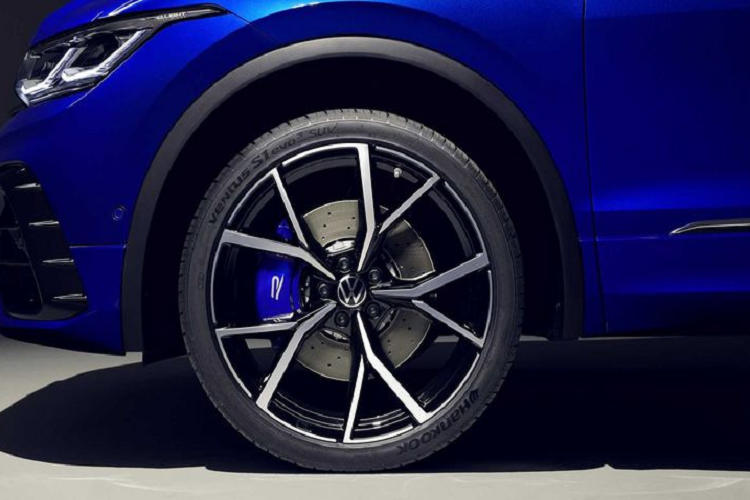 Bên cạnh đó, Tiguan 2021 còn có bộ mâm mới, đèn hậu mới và cản sau tái thiết kế, dòng chữ “Tiguan” cũng được di chuyển đến trung tâm cửa cốp, ngay bên trên là logo “4Motion” mới của Volkswagen.