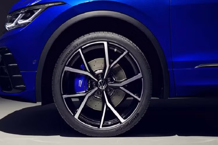 Bên cạnh đó, Tiguan 2021 còn có bộ mâm mới, đèn hậu mới và cản sau tái thiết kế, dòng chữ “Tiguan” cũng được di chuyển đến trung tâm cửa cốp, ngay bên trên là logo “4Motion” mới của Volkswagen.