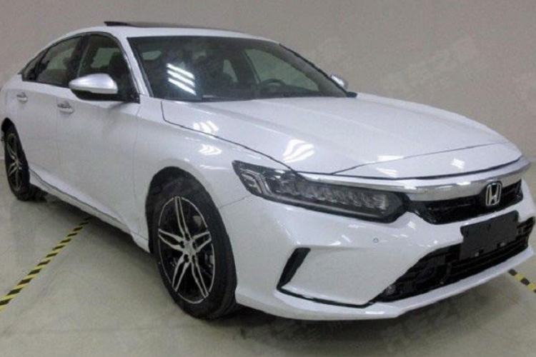 Cụ thể, Honda Inspire 2022 được trang bị lưới tản nhiệt khá hẹp và đi kèm nẹp mạ crôm trên đỉnh. Bên dưới lưới tản nhiệt này là hốc gió trung tâm hình thang tương đối rộng, tích hợp đèn sương mù trước. Trong khi đó, Honda Accord được trang bị lưới tản nhiệt kéo dài xuống cản trước và đèn sương mù nằm ở hai góc đầu xe.