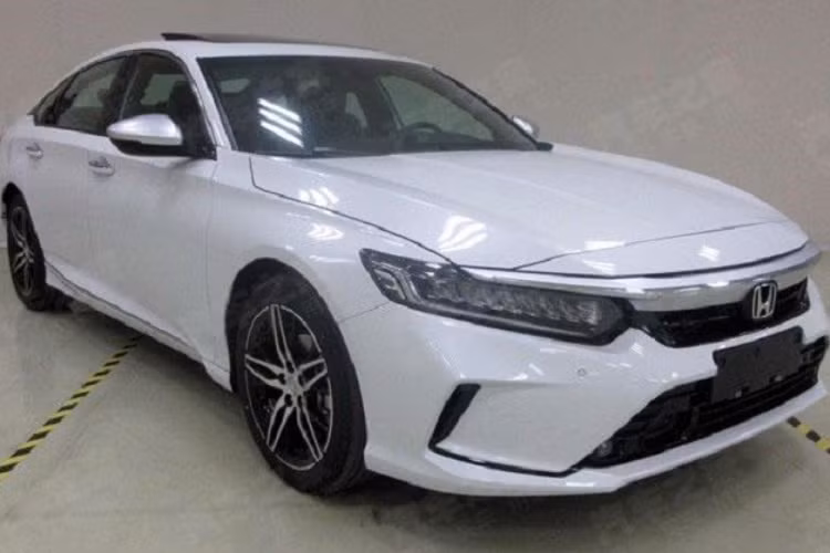 Cụ thể, Honda Inspire 2022 được trang bị lưới tản nhiệt khá hẹp và đi kèm nẹp mạ crôm trên đỉnh. Bên dưới lưới tản nhiệt này là hốc gió trung tâm hình thang tương đối rộng, tích hợp đèn sương mù trước. Trong khi đó, Honda Accord được trang bị lưới tản nhiệt kéo dài xuống cản trước và đèn sương mù nằm ở hai góc đầu xe.