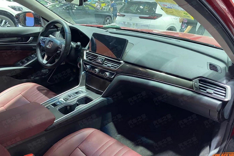 Về kích thước, Honda Inspire 2022 sở hữu chiều dài 4.924 mm, chiều rộng 1.862 mm, chiều cao 1.449 mm và chiều dài cơ sở 2.830 mm. Kích thước này về cơ bản là giống hệt so với Honda Accord.