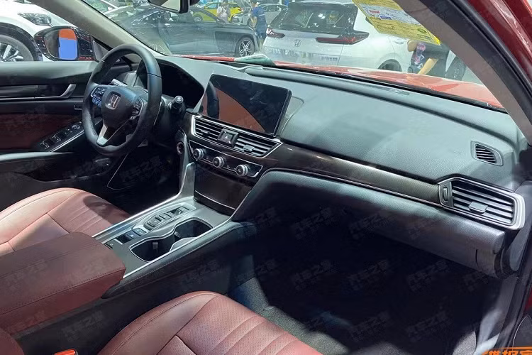 Về kích thước, Honda Inspire 2022 sở hữu chiều dài 4.924 mm, chiều rộng 1.862 mm, chiều cao 1.449 mm và chiều dài cơ sở 2.830 mm. Kích thước này về cơ bản là giống hệt so với Honda Accord.