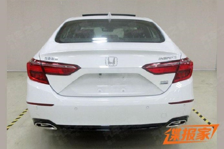 Ngoài ra, Honda Inspire 2022 còn có 2 khe gió nằm dọc ở 2 góc cản trước, tạo cảm giác như nối liền với hốc gió trung tâm. Riêng cụm đèn pha của xe không có gì khác so với Accord. Trái với đầu xe, sườn xe của Honda Inspire 2022 có thiết kế giống hệt với Accord, từ đường dập gân cho đến bộ vành hợp kim 5 chấu sơn 2 màu. Đằng sau, Honda Inspire mới được trang bị cụm đèn hậu riêng, đi kèm nẹp mạ crôm bên trong. Cuối cùng là 2 ống xả giả hình thang trên cản sau