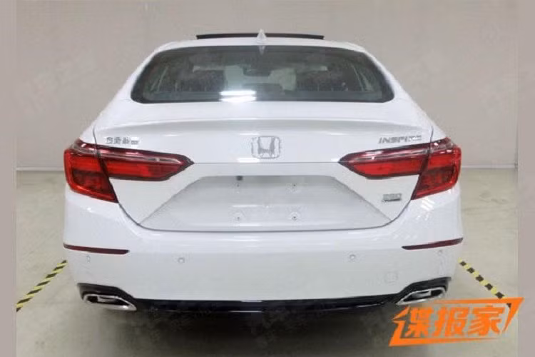 Ngoài ra, Honda Inspire 2022 còn có 2 khe gió nằm dọc ở 2 góc cản trước, tạo cảm giác như nối liền với hốc gió trung tâm. Riêng cụm đèn pha của xe không có gì khác so với Accord. Trái với đầu xe, sườn xe của Honda Inspire 2022 có thiết kế giống hệt với Accord, từ đường dập gân cho đến bộ vành hợp kim 5 chấu sơn 2 màu. Đằng sau, Honda Inspire mới được trang bị cụm đèn hậu riêng, đi kèm nẹp mạ crôm bên trong. Cuối cùng là 2 ống xả giả hình thang trên cản sau